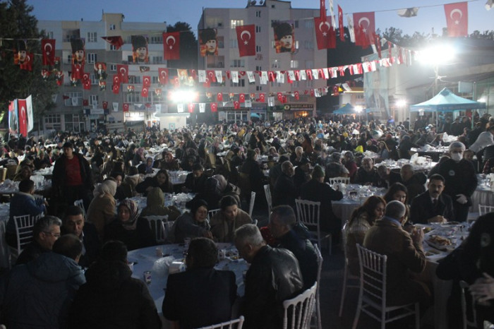 Başkan Fatih Önge’den 3000 Kişilik İftar Yemeği