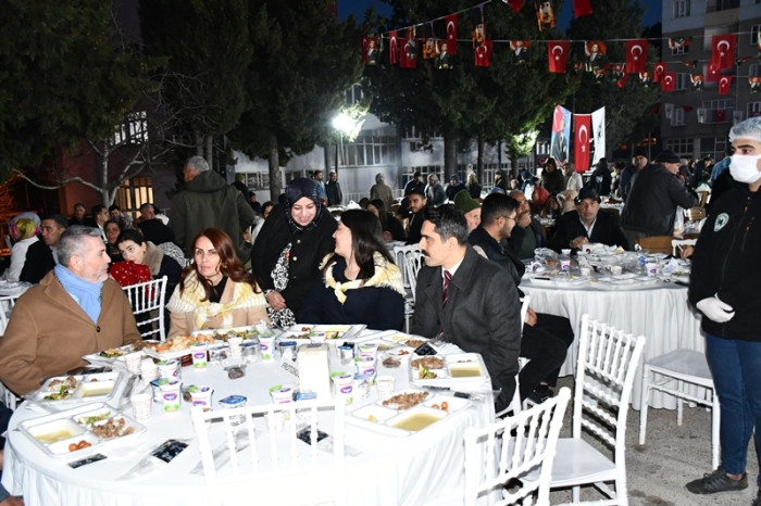 Başkan Fatih Önge’den 3000 Kişilik İftar Yemeği