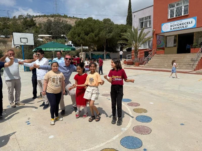 Başkan Fatih Önge, Mezun Olduğu Büyükeceli İlkokulu'nda Kermese Katıldı