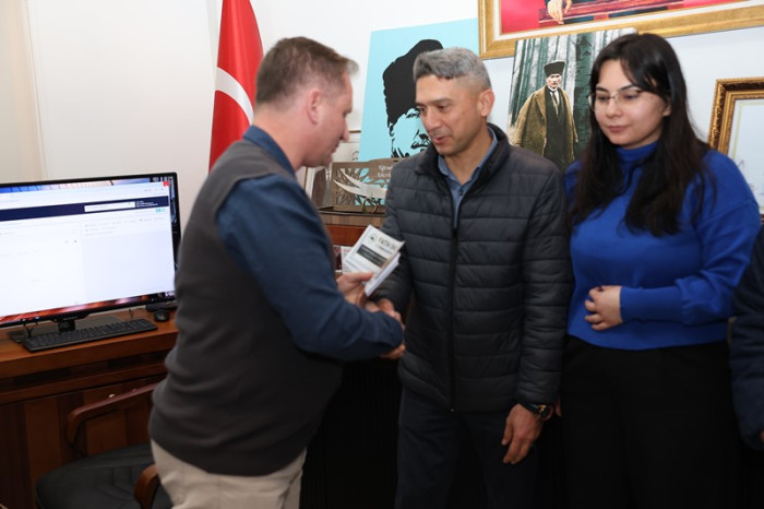 Belediye Başkanı Fatih Önge Belediye personellerine 1000 liralık hediye çeki dağıttı.
