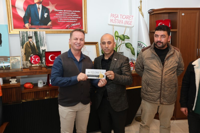 Belediye Başkanı Fatih Önge Belediye personellerine 1000 liralık hediye çeki dağıttı.