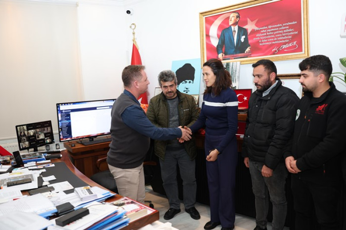 Belediye Başkanı Fatih Önge Belediye personellerine 1000 liralık hediye çeki dağıttı.