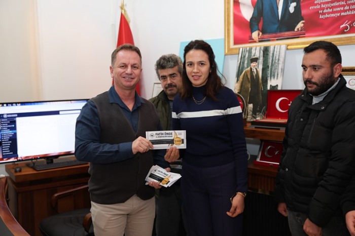 Belediye Başkanı Fatih Önge Belediye personellerine 1000 liralık hediye çeki dağıttı.