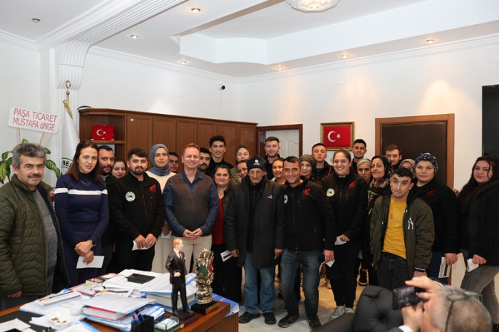 Belediye Başkanı Fatih Önge Belediye personellerine 1000 liralık hediye çeki dağıttı.