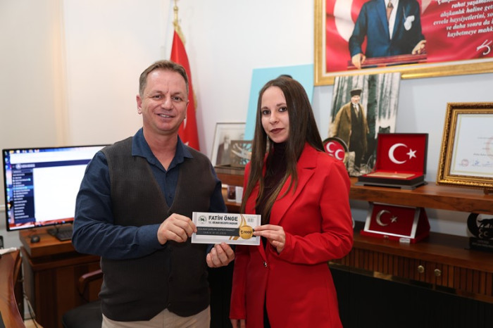 Belediye Başkanı Fatih Önge Belediye personellerine 1000 liralık hediye çeki dağıttı.