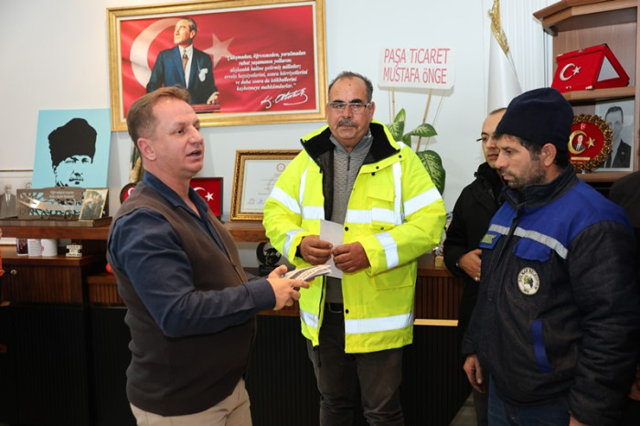 Belediye Başkanı Fatih Önge Belediye personellerine 1000 liralık hediye çeki dağıttı.