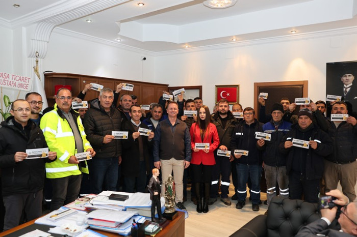 Belediye Başkanı Fatih Önge Belediye personellerine 1000 liralık hediye çeki dağıttı.