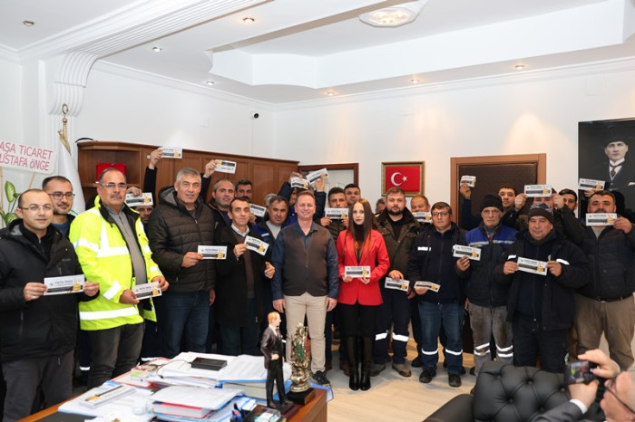 Belediye Başkanı Fatih Önge Belediye personellerine 1000 liralık hediye çeki dağıttı.