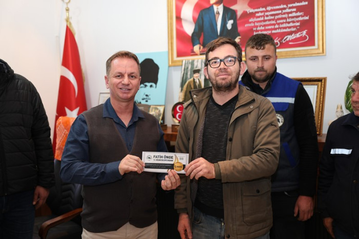 Belediye Başkanı Fatih Önge Belediye personellerine 1000 liralık hediye çeki dağıttı.
