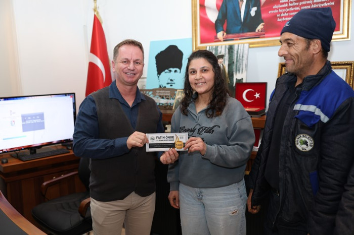 Belediye Başkanı Fatih Önge Belediye personellerine 1000 liralık hediye çeki dağıttı.