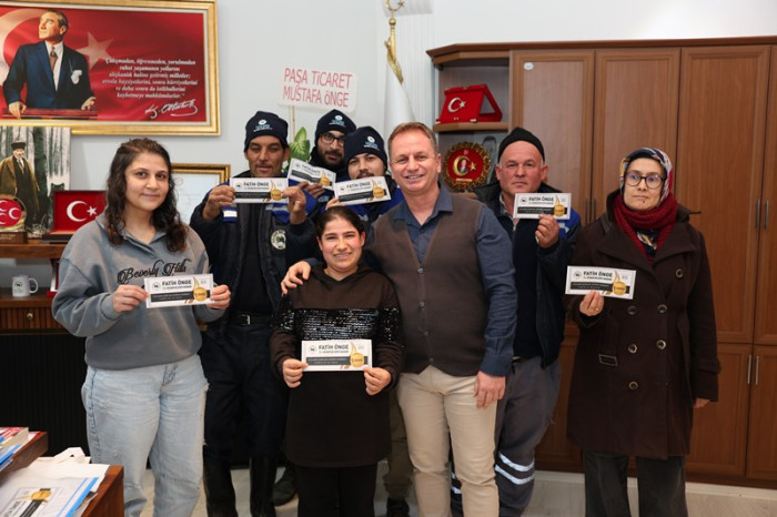 Belediye Başkanı Fatih Önge Belediye personellerine 1000 liralık hediye çeki dağıttı.