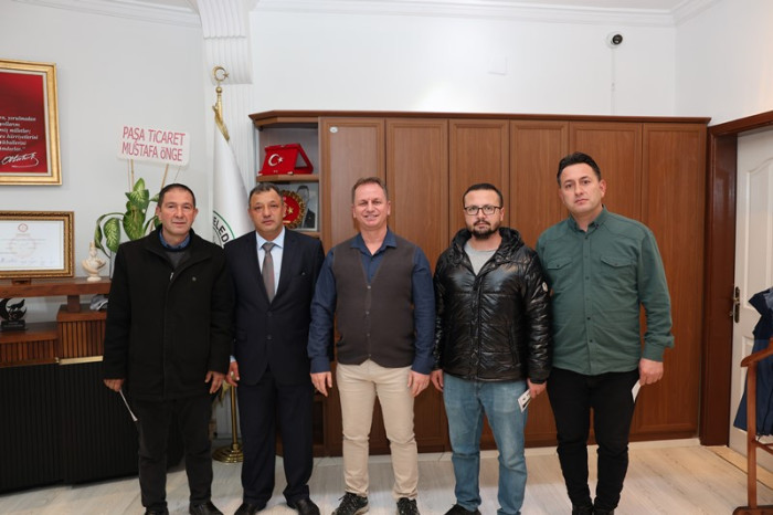 Belediye Başkanı Fatih Önge Belediye personellerine 1000 liralık hediye çeki dağıttı.