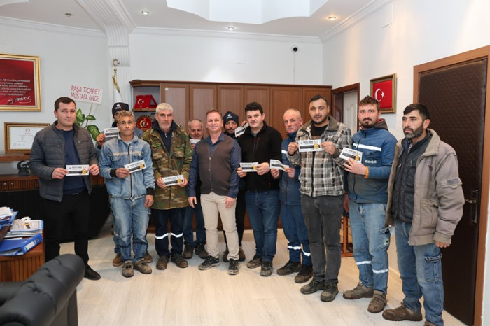 Belediye Başkanı Fatih Önge Belediye personellerine 1000 liralık hediye çeki dağıttı.