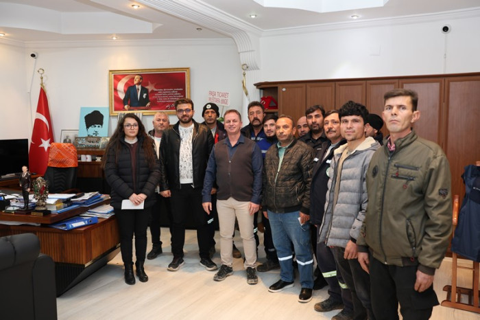 Belediye Başkanı Fatih Önge Belediye personellerine 1000 liralık hediye çeki dağıttı.