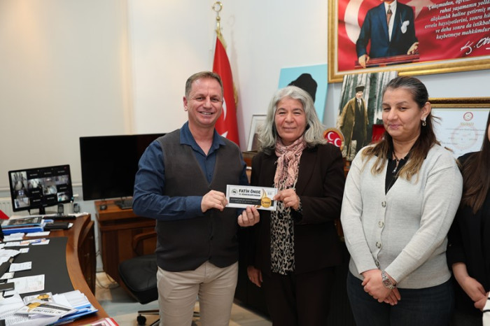 Belediye Başkanı Fatih Önge Belediye personellerine 1000 liralık hediye çeki dağıttı.