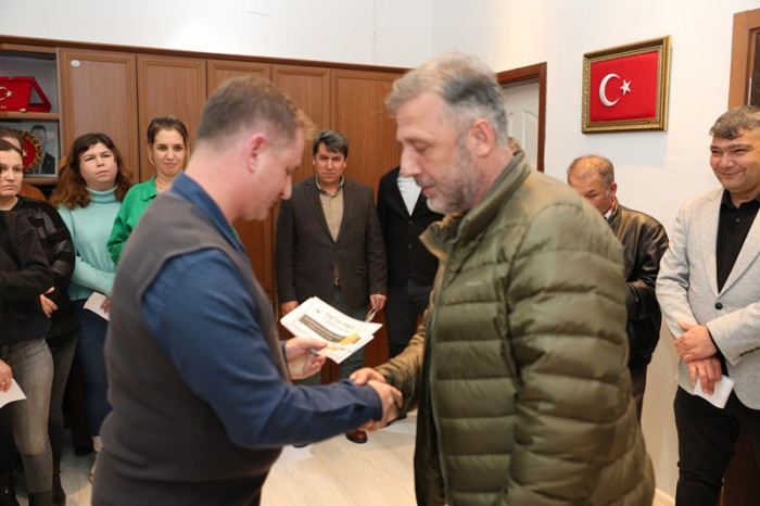 Belediye Başkanı Fatih Önge Belediye personellerine 1000 liralık hediye çeki dağıttı.