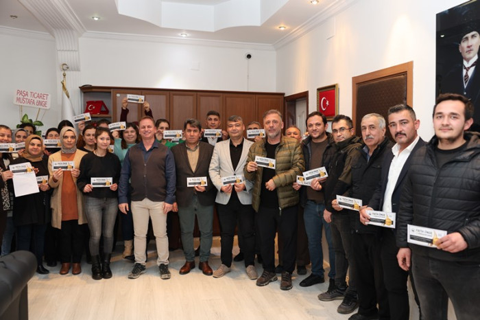Belediye Başkanı Fatih Önge Belediye personellerine 1000 liralık hediye çeki dağıttı.