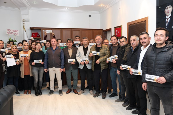Belediye Başkanı Fatih Önge Belediye personellerine 1000 liralık hediye çeki dağıttı.