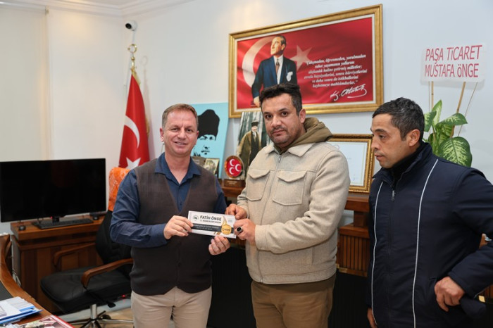 Belediye Başkanı Fatih Önge Belediye personellerine 1000 liralık hediye çeki dağıttı.