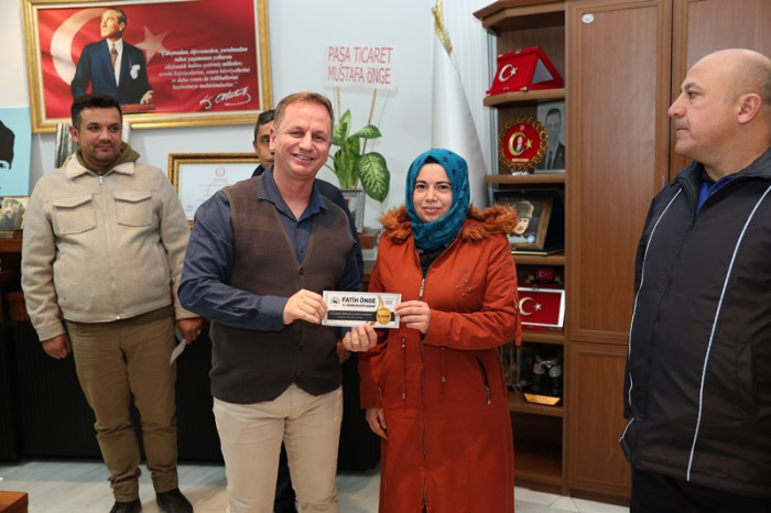 Belediye Başkanı Fatih Önge Belediye personellerine 1000 liralık hediye çeki dağıttı.