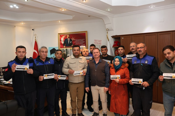 Belediye Başkanı Fatih Önge Belediye personellerine 1000 liralık hediye çeki dağıttı.