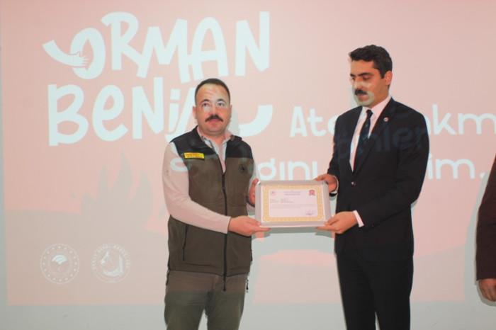 Kaymakam Yaktı,Orman Personellerine Başarı Belgesi Verdi