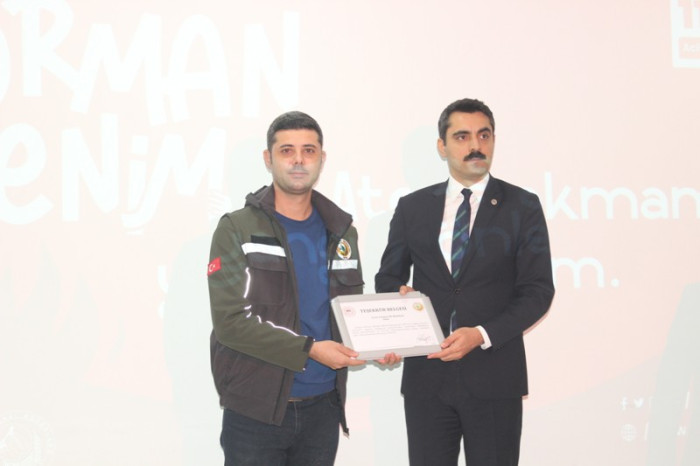 Kaymakam Yaktı,Orman Personellerine Başarı Belgesi Verdi