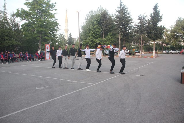 Gülnar Mesleki Teknik ve Anadolu Lisesinden 40 Öğrenci mezun oldu.