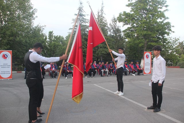 Gülnar Mesleki Teknik ve Anadolu Lisesinden 40 Öğrenci mezun oldu.