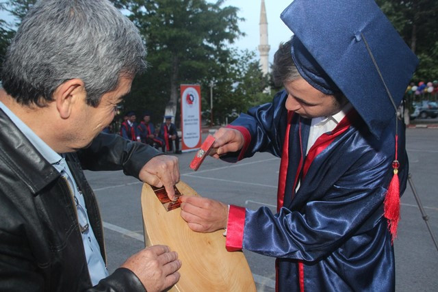 Gülnar Mesleki Teknik ve Anadolu Lisesinden 40 Öğrenci mezun oldu.