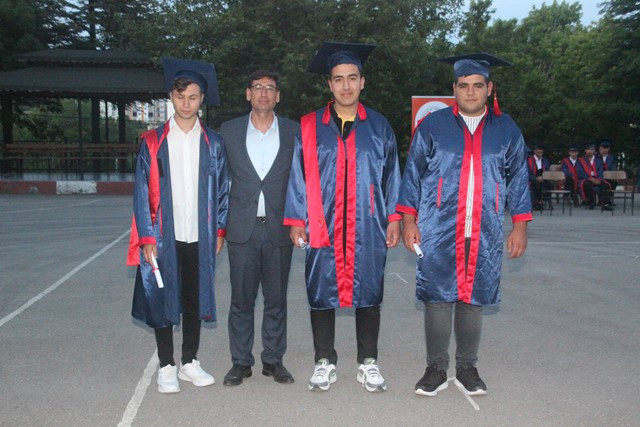 Gülnar Mesleki Teknik ve Anadolu Lisesinden 40 Öğrenci mezun oldu.