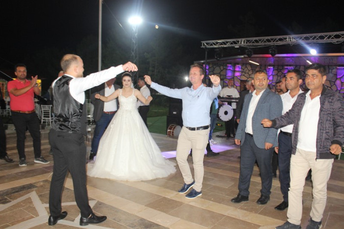 Berfin & Tuna Çiftine Mutluluklar Dileriz