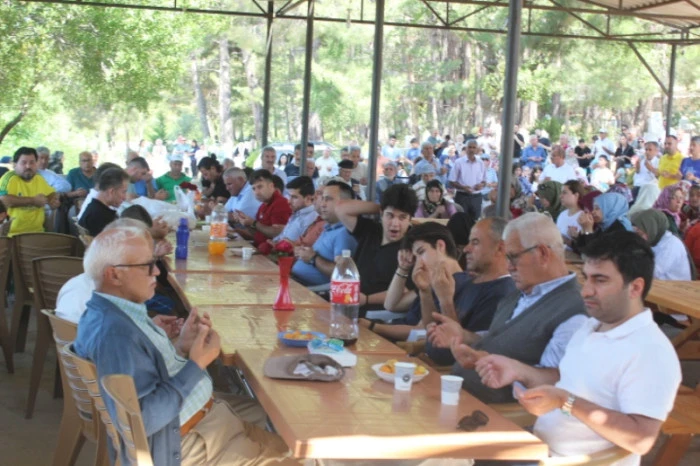 Mollaömerli Mahallesi'nde Bayram Geleneği Yaşatılıyor