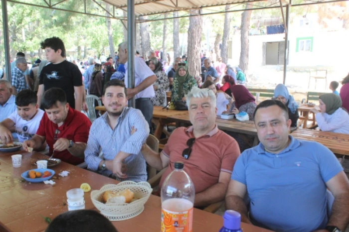 Mollaömerli Mahallesi'nde Bayram Geleneği Yaşatılıyor
