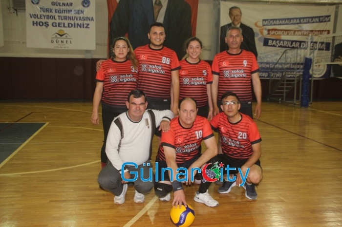Kurumlar arası yapılan Voleybol Turnuvasında Gülnar İlçe Milli Eğitim Takımı birinci oldu.