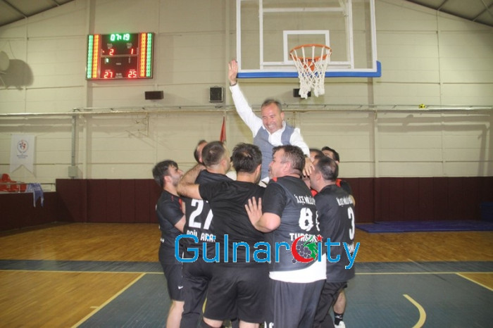 Kurumlar arası yapılan Voleybol Turnuvasında Gülnar İlçe Milli Eğitim Takımı birinci oldu.