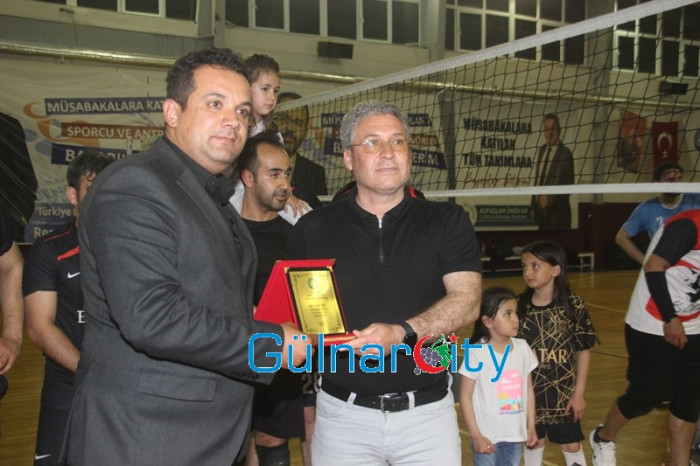 Kurumlar arası yapılan Voleybol Turnuvasında Gülnar İlçe Milli Eğitim Takımı birinci oldu.