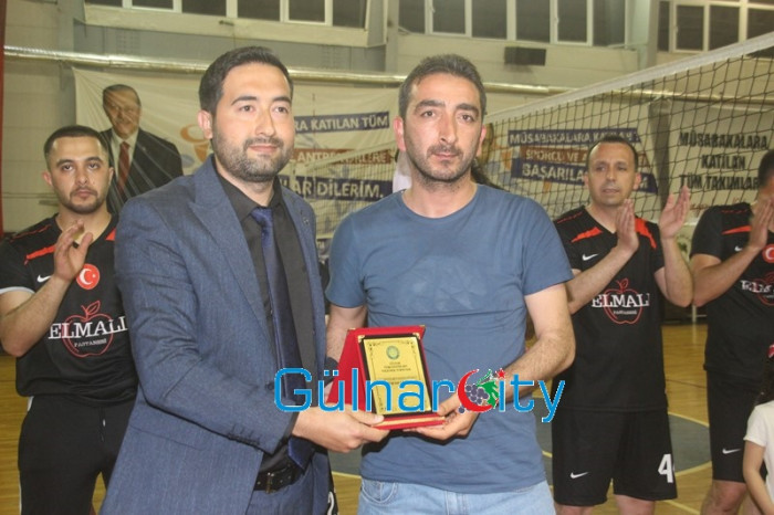 Kurumlar arası yapılan Voleybol Turnuvasında Gülnar İlçe Milli Eğitim Takımı birinci oldu.