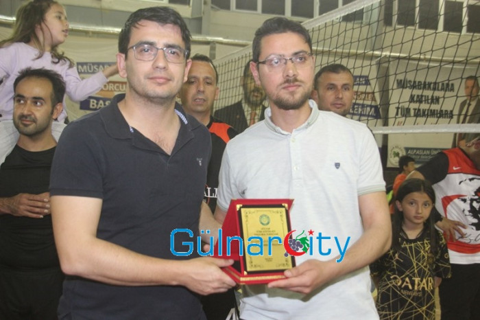 Kurumlar arası yapılan Voleybol Turnuvasında Gülnar İlçe Milli Eğitim Takımı birinci oldu.