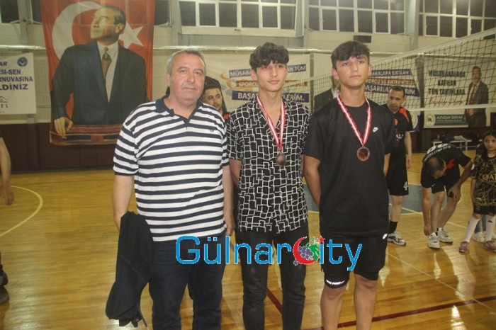 Kurumlar arası yapılan Voleybol Turnuvasında Gülnar İlçe Milli Eğitim Takımı birinci oldu.