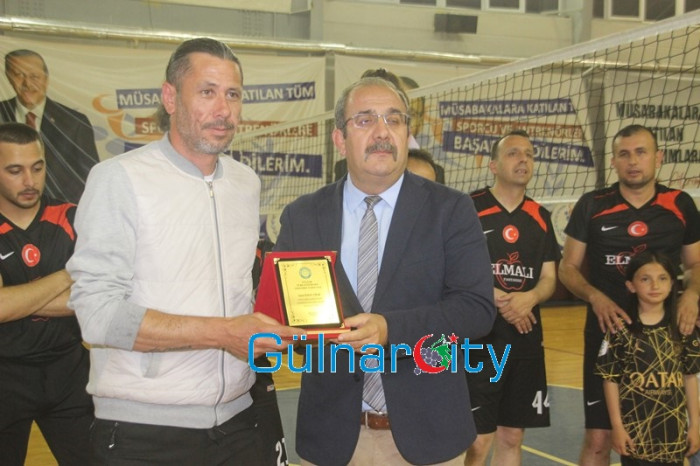 Kurumlar arası yapılan Voleybol Turnuvasında Gülnar İlçe Milli Eğitim Takımı birinci oldu.