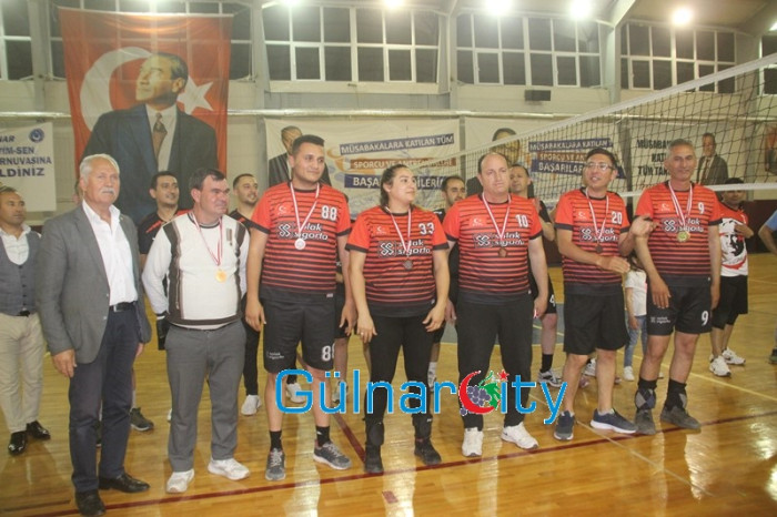 Kurumlar arası yapılan Voleybol Turnuvasında Gülnar İlçe Milli Eğitim Takımı birinci oldu.