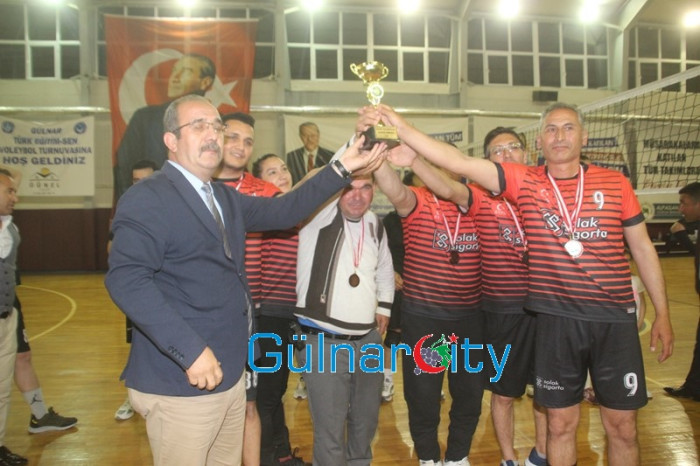 Kurumlar arası yapılan Voleybol Turnuvasında Gülnar İlçe Milli Eğitim Takımı birinci oldu.