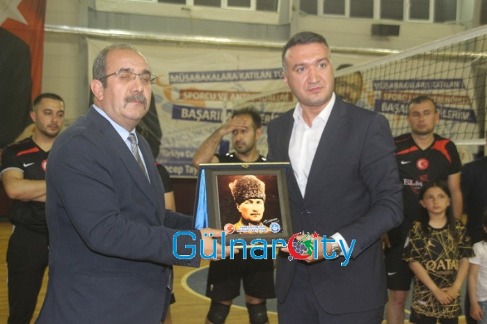 Kurumlar arası yapılan Voleybol Turnuvasında Gülnar İlçe Milli Eğitim Takımı birinci oldu.