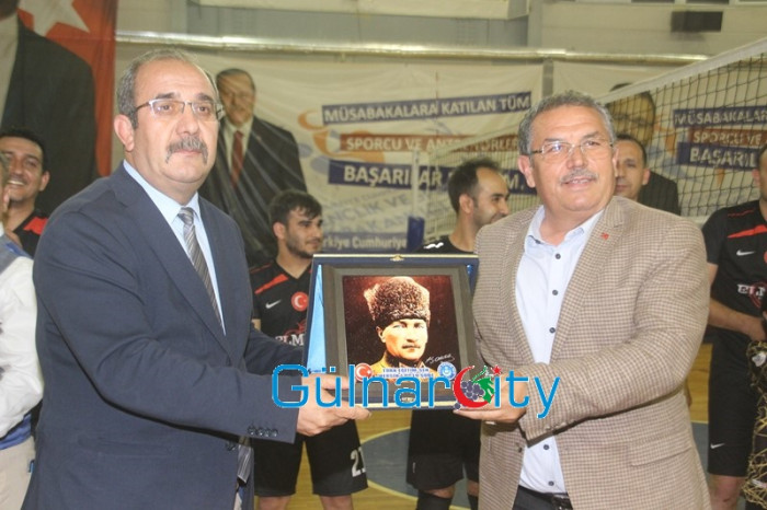 Kurumlar arası yapılan Voleybol Turnuvasında Gülnar İlçe Milli Eğitim Takımı birinci oldu.