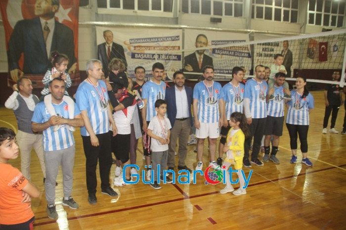 Kurumlar arası yapılan Voleybol Turnuvasında Gülnar İlçe Milli Eğitim Takımı birinci oldu.
