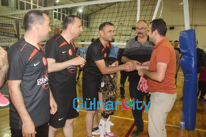 Kurumlar arası yapılan Voleybol Turnuvasında Gülnar İlçe Milli Eğitim Takımı birinci oldu.