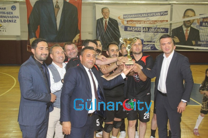 Kurumlar arası yapılan Voleybol Turnuvasında Gülnar İlçe Milli Eğitim Takımı birinci oldu.