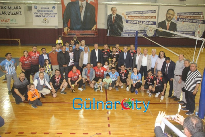 Kurumlar arası yapılan Voleybol Turnuvasında Gülnar İlçe Milli Eğitim Takımı birinci oldu.