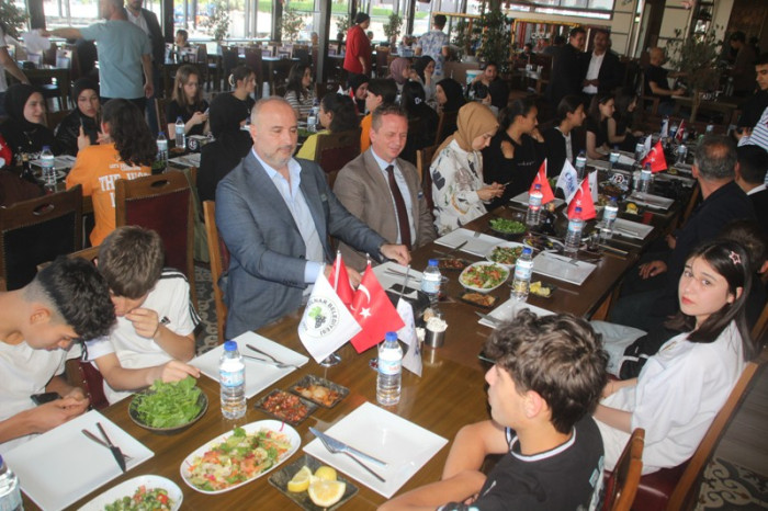 Başkan Önge 66 Öğrenci ile Atatürk Filmi İzledi